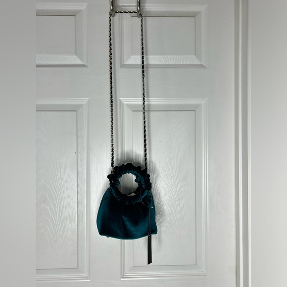 NWT House of Harlowe Emerald Green Velvet & Chain Crossbody - Picture 5 of 7